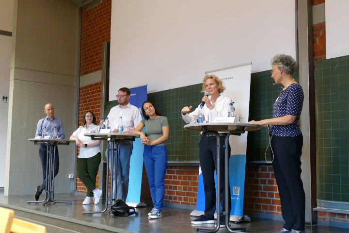 Podium mit Dr. Simone Rehm, Prof. Katharina Hölzle, Jun.-Prof. Amrei Bahr, Prof. Steffen Becker, die Studierendenvertreterin Laura Wansitler und Dr. Thilo Hagendorff 